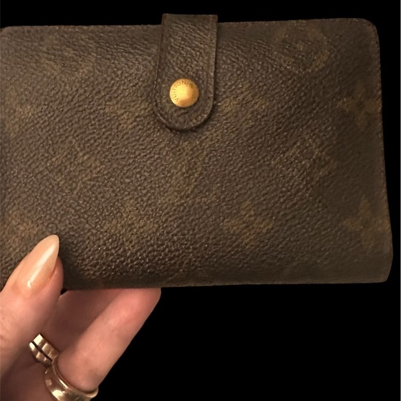 Louis Vuitton RARE KISS LOCK wallet. No call outs - Picture 2 of 5